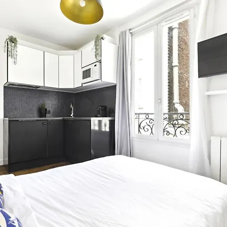 Lovely Floor Near Montmartre Apartment