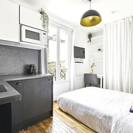 Lovely Floor Near Montmartre Appartement