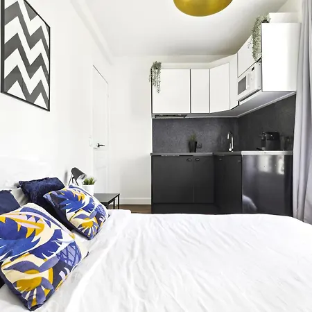 Lovely Floor Near Montmartre *