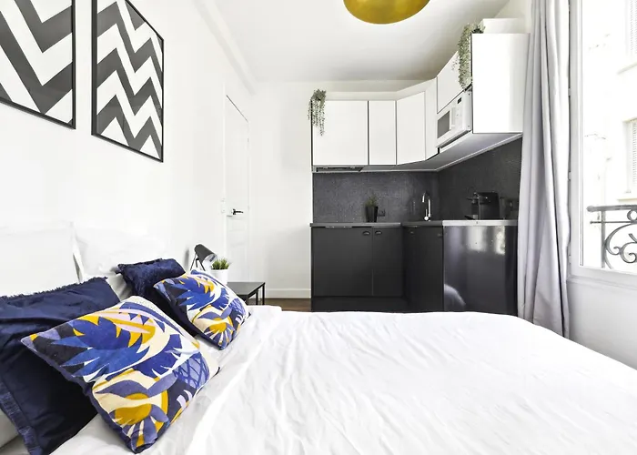 Lovely Floor Near Montmartre *